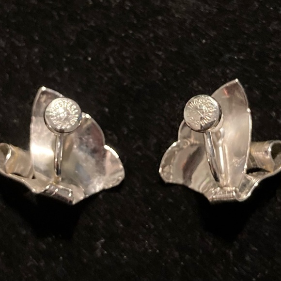 Tru-Kay Vintage Brushed Sterling Silver Petal Brooch and Clip Earring Set - Picture 6 of 9